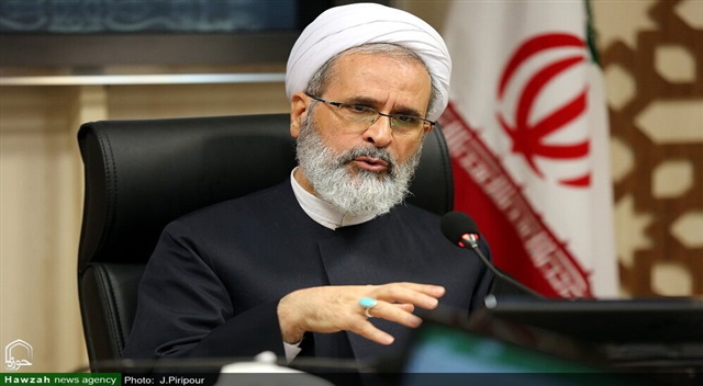 قوام حوزه علمیه در گرو آن است که در خدمت مردم باشد