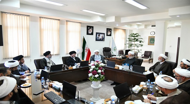 گزارش تصویری | دیدار اعضای هئیت رئیسه مجمع نمایندگان طلاب حوزه‌های علمیه با دبیر شورای‌عالی و مدیر حوزه علمیه خراسان