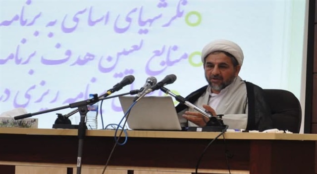 هدف کارگاه‌های توانمندسازی، آشنایی با مبانی برنامه‌ریزی آموزشی است