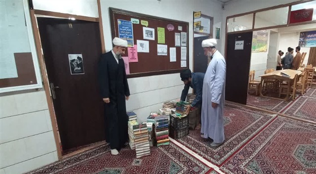 ۶۲۰ جلد کتاب به مدرسه علمیه امام صادق علیه‌السلام طبس اهدا شد