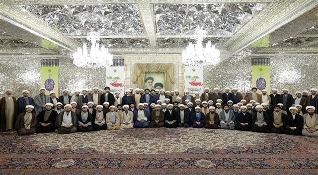  گزارش تصویری | عمامه‌گذاری ۱۱۰ طلبه همزمان با شب میلاد حضرت ولی‌عصر(عج) در حرم مطهر رضوی