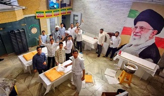 پخت و توزیع کیک ۱۰ متری در شب میلاد امام زمان(عج)