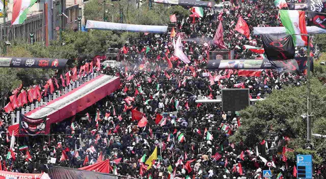 مشهد در آغوش انتظار؛ خیل عاشقان برای بدرقه امام شهید به حرم رضوی آمدند