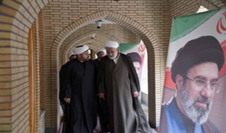 گزارش تصویری ۷ | مدیر حوزه علمیه خراسان از امتحانات شفاهی دروس خارج در مدرسه علمیه عالی نواب بازدید کرد