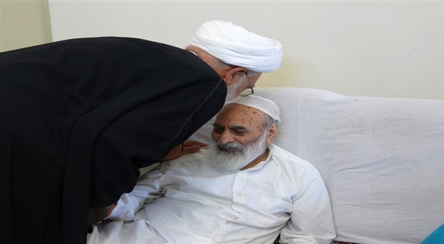 گزارش تصویری |  عیادت مدیر حوزه علمیه خراسان از آیت‌الله قاضی‌زاده، استاد دروس خارج این حوزه