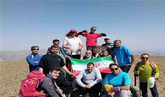 صعود کارکنان مرکز مدیریت حوزه علمیه خراسان و دانشگاه رضوی به قله ۲۶۴۲ متری تیغ میان