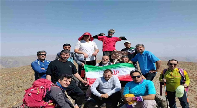 صعود کارکنان مرکز مدیریت حوزه علمیه خراسان و دانشگاه رضوی به قله ۲۶۴۲ متری تیغ میان